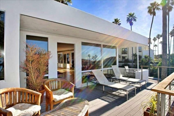 [Image: Luxurious Contemporary Bird Rock Home with Ocean View]