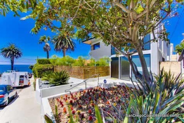 [Image: High End Luxury Home with Breathtaking Panoramic Ocean Views]