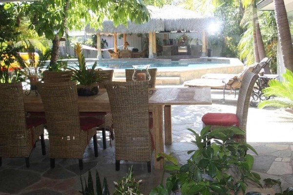 [Image: Tropical Beach House with Pool and Jacuzzi, Close to Beach]