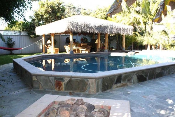 [Image: Tropical Beach House with Pool and Jacuzzi, Close to Beach]