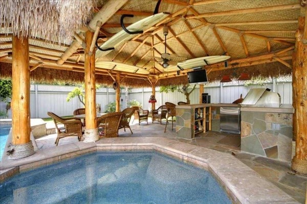 [Image: Tropical Beach House with Pool and Jacuzzi, Close to Beach]