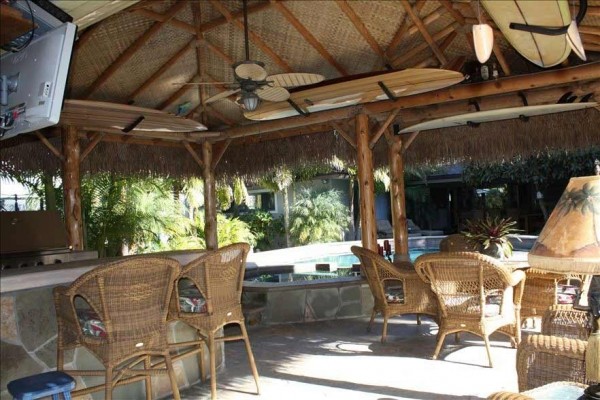 [Image: Tropical Beach House with Pool and Jacuzzi, Close to Beach]