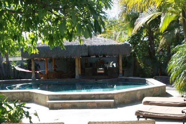 [Image: Tropical Beach House with Pool and Jacuzzi, Close to Beach]