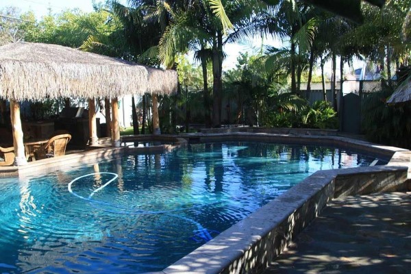 [Image: Tropical Beach House with Pool and Jacuzzi, Close to Beach]