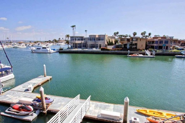[Image: Amazing Waterfront Villa!]