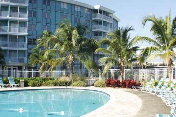 [Image: Charming 1/1 Tropical Style Condo, 4 Miles East of Beaches!]