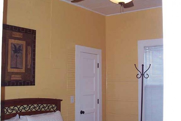 [Image: Historic Ybor City -Take Trolley to Downtown Tampa - 2 BR/1BA]