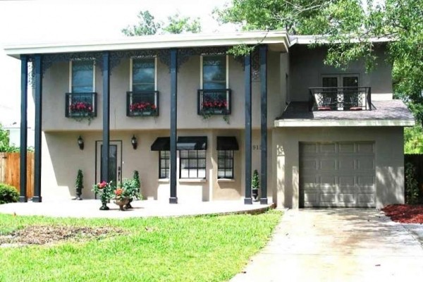 [Image: New Orleans Style Pool Home with Bay Access]