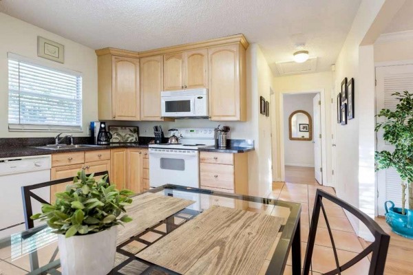 [Image: 1915 Renovated Cottage in Central Tampa Just 1.8 Miles to Downtown Tampa!]