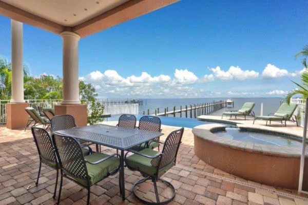 [Image: Newer Luxury Waterfront Home on Tampa Bay-Infinity Pool/Spa]