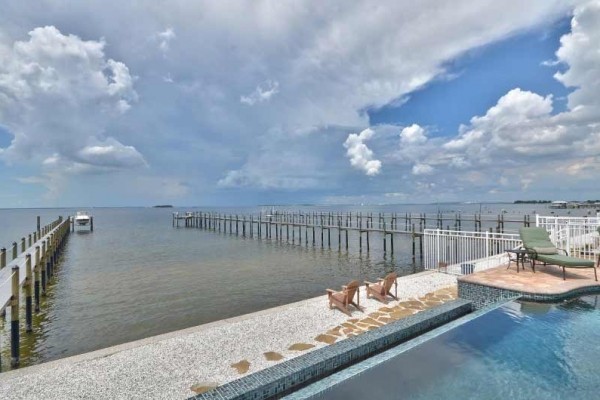 [Image: Newer Luxury Waterfront Home on Tampa Bay-Infinity Pool/Spa]