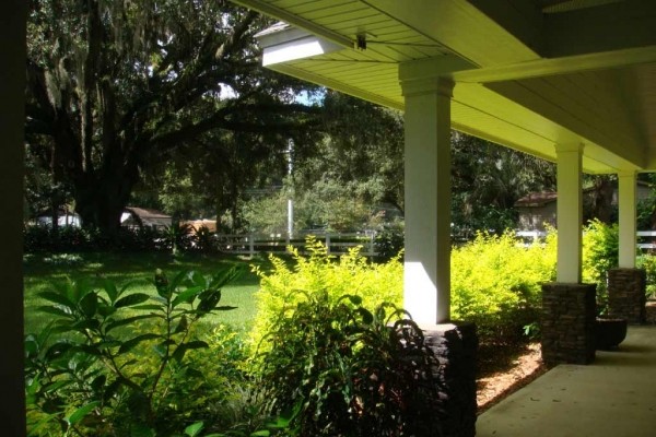 [Image: Fully Furnished Garage Apartment (2nd Story)]