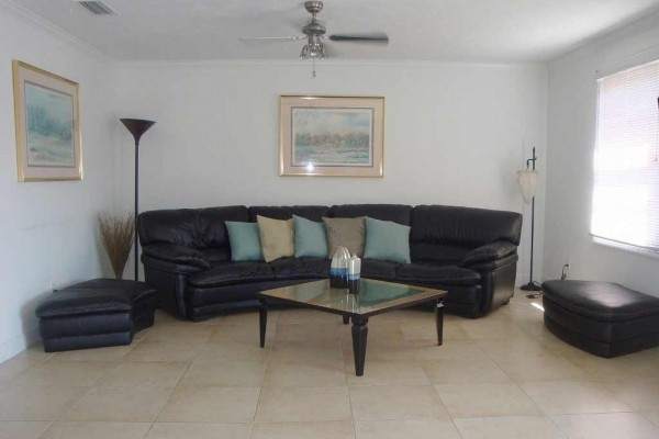 [Image: Tampa, Fl Lakefront Condo Close to Bush Garden]