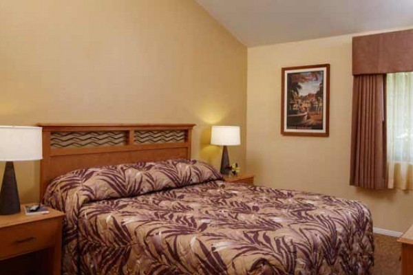 [Image: All-Suite Family Resort Less Than a Mile from Disneyland with Shuttle Service]