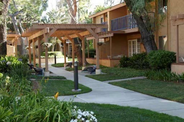 [Image: All-Suite Family Resort Less Than a Mile from Disneyland with Shuttle Service]