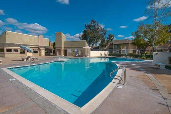 [Image: Deal on Longer Stay!Walk to Disney!3 Pools+Spa]