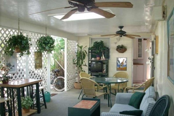 [Image: Great 2/2 Home 1 Block Beach Open from April 1st from 695 wk + Tax C Pets Ok]
