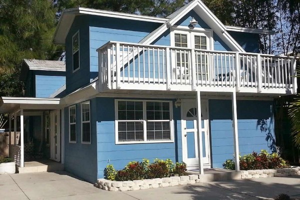 [Image: Enjoy This Charming Apartment Just a 3 Minute Walk from the Gulf Coast!]