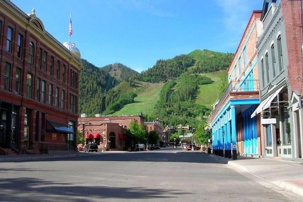 [Image: Stunning Townhouse in Aspen - Perfect Location!]