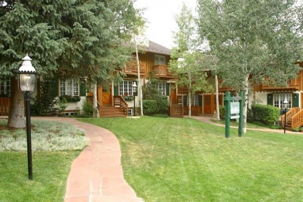 [Image: Lovely 4 BR Townhouse - Great Location Near the Gondola]