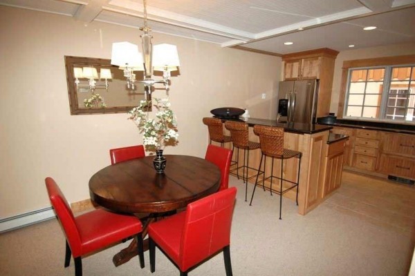 [Image: Beautiful 3 Bedroom Deluxe Home, Only 2 Blocks from Downtown Aspen. Alpblick8]