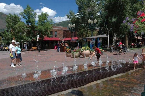 [Image: Beautiful 3 Bedroom Deluxe Home, Only 2 Blocks from Downtown Aspen. Alpblick8]