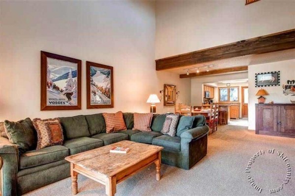 [Image: Beautiful Townhome Featuring Large Master Suite with Jetted Tub]