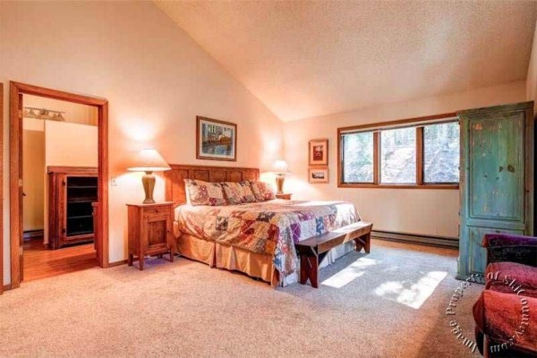 [Image: Beautiful Townhome Featuring Large Master Suite with Jetted Tub]