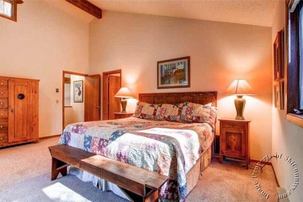 [Image: Beautiful Townhome Featuring Large Master Suite with Jetted Tub]