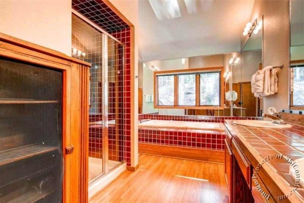 [Image: Beautiful Townhome Featuring Large Master Suite with Jetted Tub]