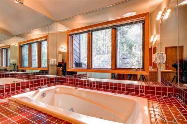 [Image: Beautiful Townhome Featuring Large Master Suite with Jetted Tub]