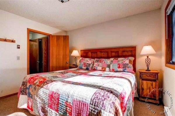 [Image: Beautiful Townhome Featuring Large Master Suite with Jetted Tub]