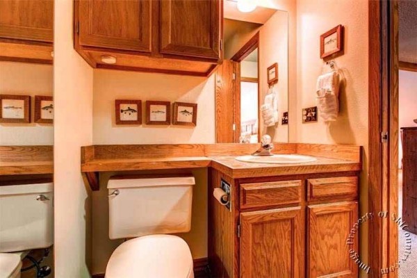 [Image: Beautiful Townhome Featuring Large Master Suite with Jetted Tub]