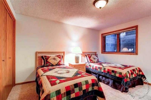 [Image: Beautiful Townhome Featuring Large Master Suite with Jetted Tub]