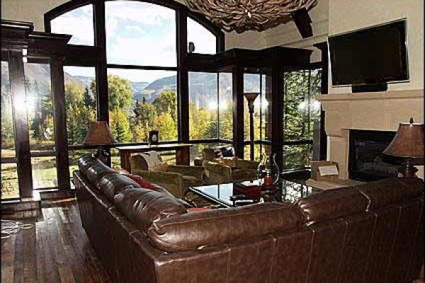 [Image: Stunning Golf Course Home - Views of Golf Course and Slopes! (4143)]