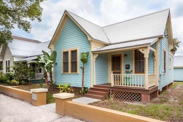 [Image: Adorable 2/1 in Tampa, Fl. Sleeps up to 6. Minutes to Ybor, Downtown Tampa]