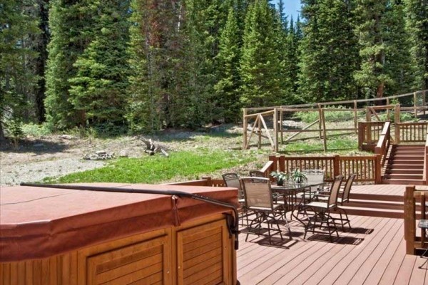 [Image: Perfect for Families! Large Kitchen! Beautiful Views! Private Hot Tub!]