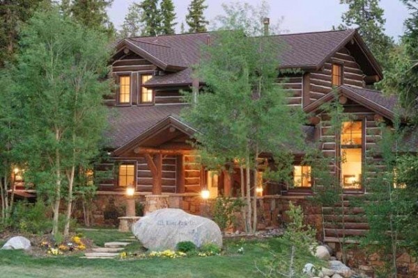 [Image: Impeccable Log Masterpiece on the River! 3bdrm Suites! Luxury Colorado!]