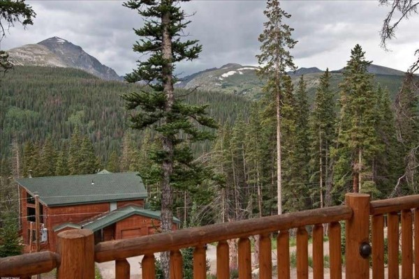 [Image: Secluded with Amazing Mountain Views and Private Hot Tub!]