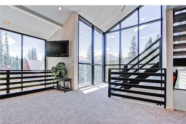 [Image: Spacious Home with Breathtaking Views of Mt Quandry]