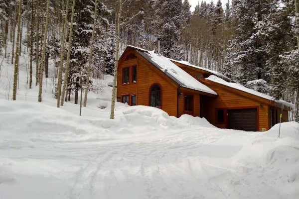 [Image: Beautiful Kitchen and Vaulted Ceilings in This Affordable Ski Cabin]