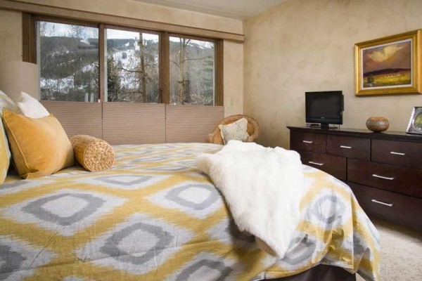 [Image: Magnificent Boutique Lodge Ski in Ski Out with Mesmerizing Ski Moutain View]