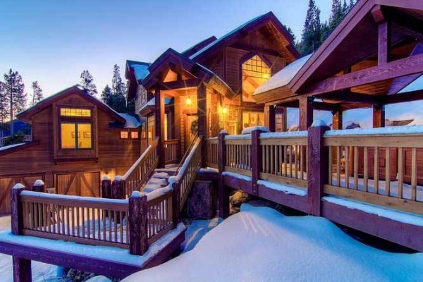 [Image: Moonstone Lodge-Luxury Home with Incredible Views; Located 1.5 Mile to Downtown]