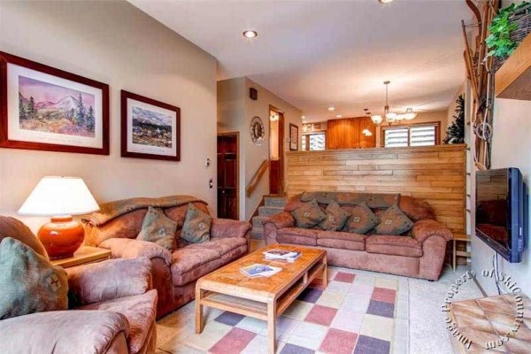 [Image: Beautifully Appointed Mountain Retreat, Renovated En-Suite Bath, Private Hot Tub]