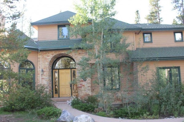 [Image: Luxury Home on Peak 8, 4-7 Bdm, Views, Location, Ski in/Out]
