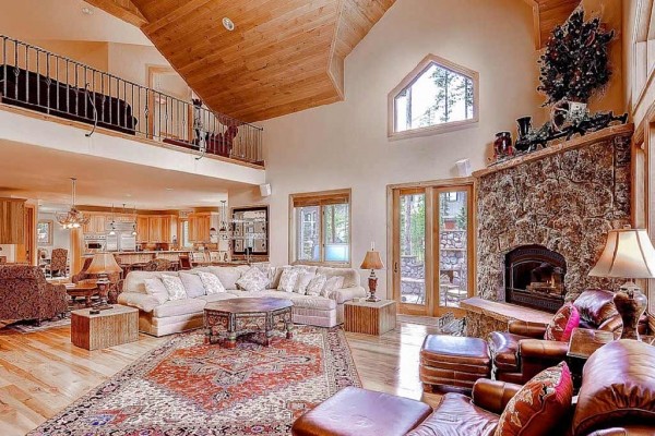 [Image: Hickory &amp; Stone Lodge 4BR Luxury Home Christie Heights Peak 8 Breckenridge]