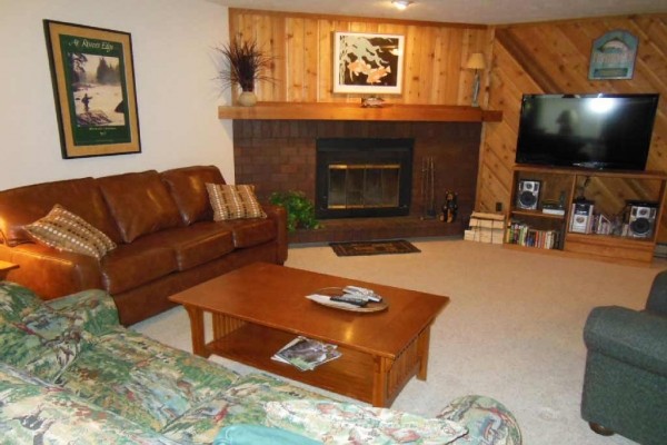 [Image: Center of Breck -2 BR/2b-Sleeps 6 -Short Walk to Lifts /Town-Great Place !]