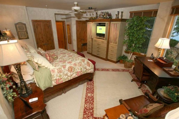 [Image: Beautiful 3 Bedroom Condo in the Heart of Beaver Creek]