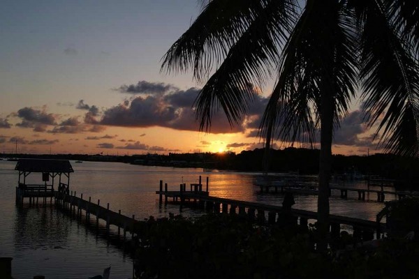 [Image: Meagan's Beach House - Bayfront Home with Spectacular Sunrises and Sunsets]