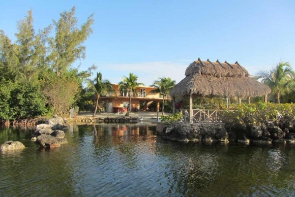 [Image: Beach on the Bay - Jacuzzi - Kayak-Bicycles-Boat Rental-Boat Dock-Sunset-Row Boa]